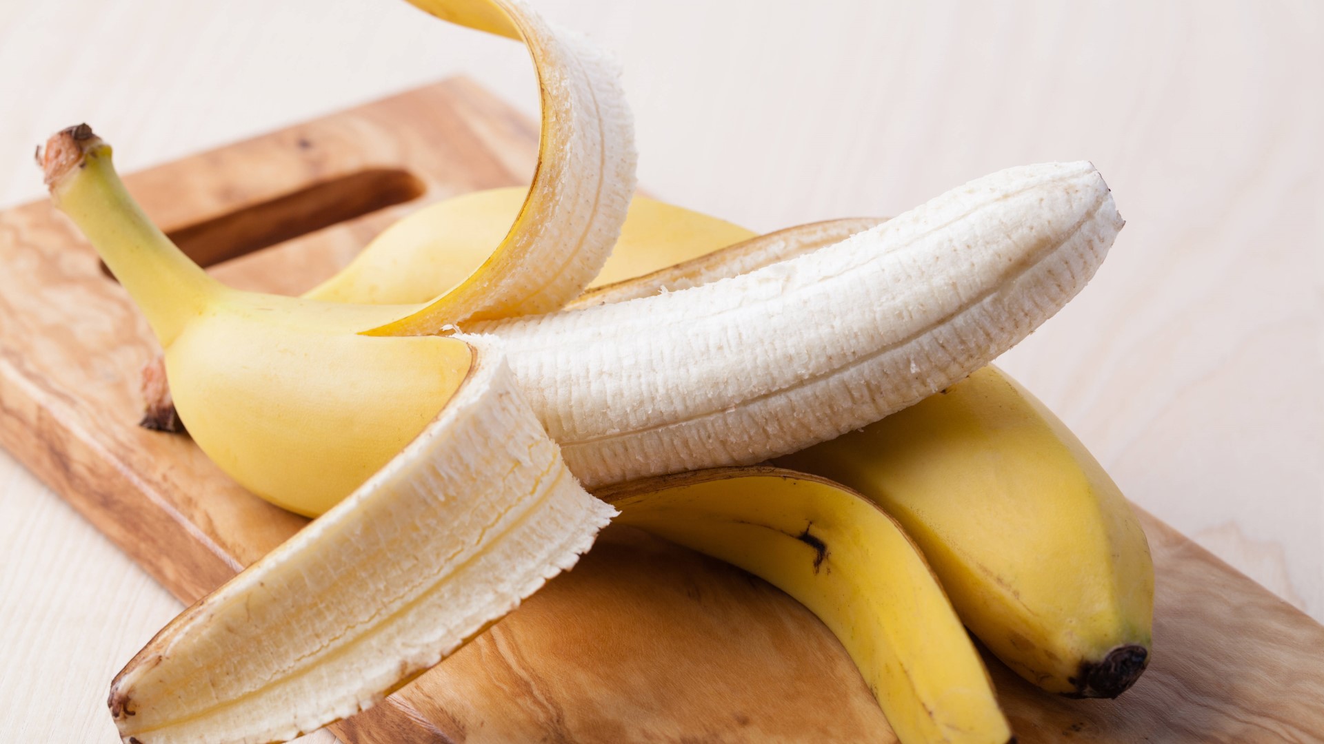 Банановая кожура как удобрение для комнатных растений и огорода