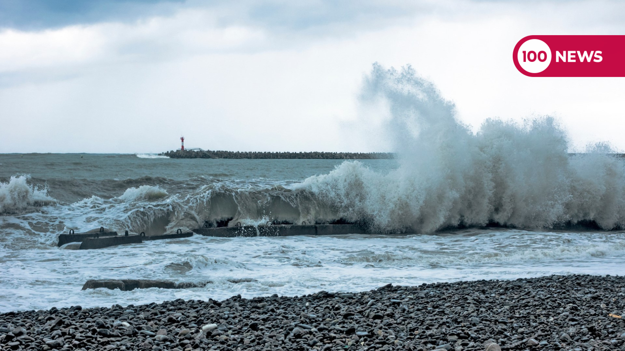 Пляж после шторма. Море шторм. Шторм в Сочи. Море шторм Сочи. Море после шторма.